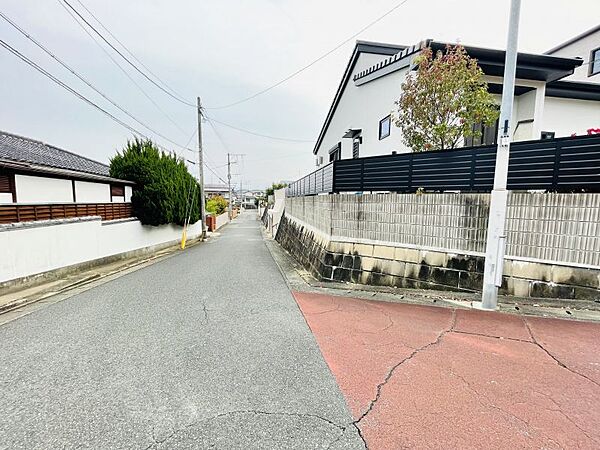 周辺には飲食店やスーパー、コンビニ、24時間ジムが立ち並び生活しやすい住環境です！