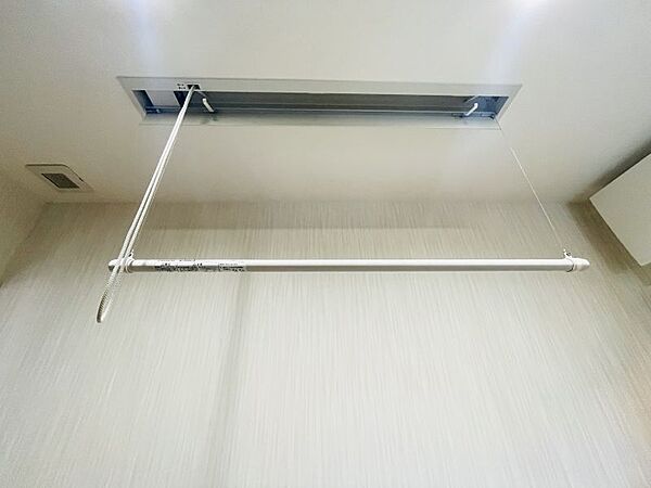 洗面室には物干しがございます！洗濯機から出してすぐ干すことができますし、雨の日や外出時にも便利にお使いいただけます！