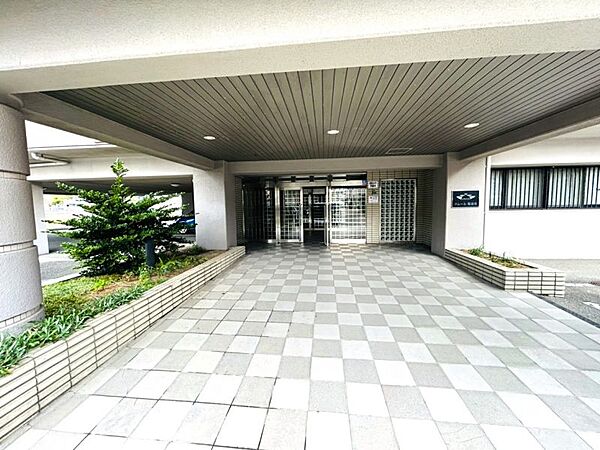 屋根付きエントランスの隣が駐車場！悪天候でも濡れにくいです！