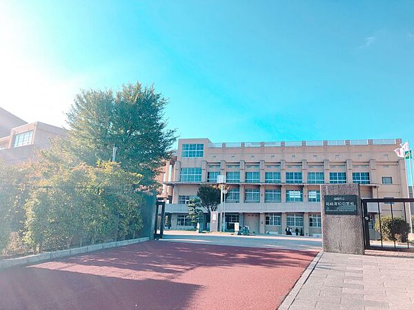 箱崎清松中学校まで　950m　徒歩約12分●教育目標「豊かな心をもち、主体的に考え行動できる生徒の育成」　高訓：「仁愛」「練」「創造」野球部、サッカー部、美術部等があります。
