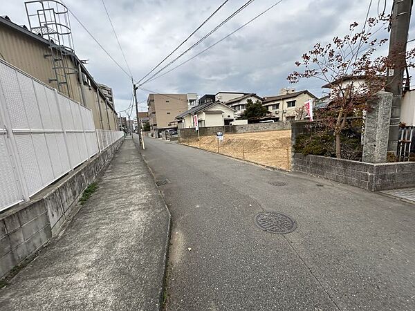 徒歩圏内にスーパー、ドラッグストア、病院など暮らしに役立つ施設が揃う便利な立地！