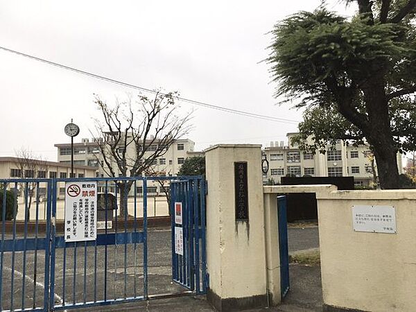 筥松小学校まで　300m　徒歩約4分●教育目標「やさしさとたくましさをもち　ともに学び未来を創り出す子どもの育成」ダンス・DIY・手芸クラブ等スポーツ以外のクラブ活動も盛んです。