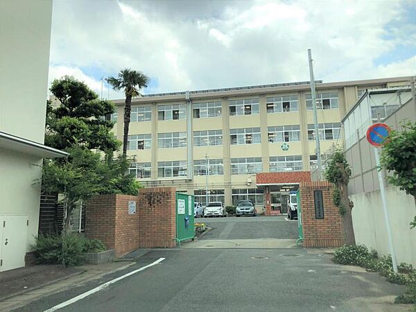 西高宮小学校まで　700m　徒歩約9分●創立70周年を迎えた小学校です。教育目標「 心豊かで、自ら意欲的に学び、たくましく生きる力をもった子どもの育成を図る」