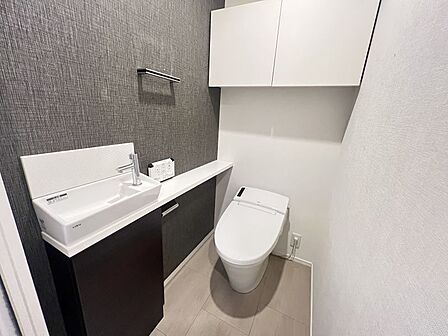 手洗器、タンクレストイレ、収納棚など充実した設備の整ったトイレです♪