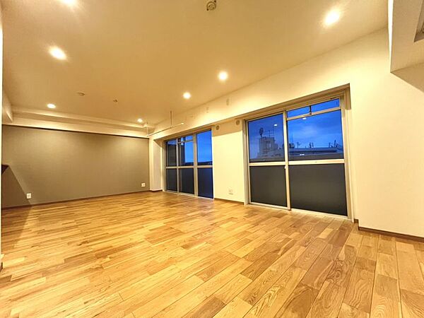 無垢材使用のデザイナーズ物件！2面採光の明るいリビングです！
