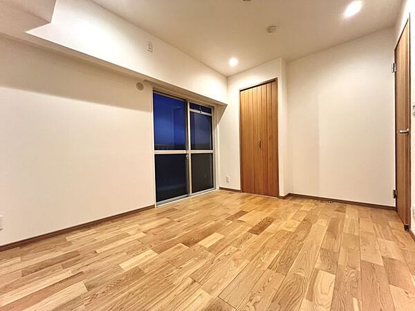 バルコニーに面した明るい洋室です！