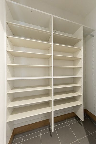 玄関にはSICが付いておりベビーカーやアウトドア用品等収納可能です♪