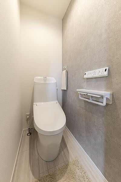 トイレは各階にあるので重なり安い朝の混雑時や夜中も安心です♪快適な温水洗浄便座付き！