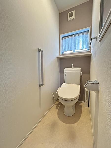 トイレは2か所あり♪手摺や窓付きで安心ですね！写真は1階のトイレになります。
