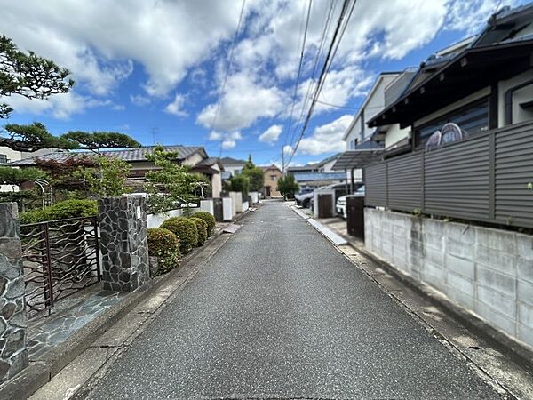 周辺の交通量が少ない、閑静な住宅街に位置しています。