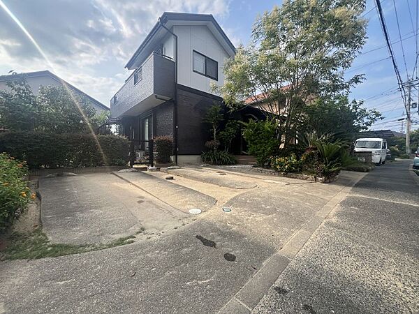 駐車並列2台可能です！車を複数台お持ちのご家庭や来客時に便利です！（写真はCG加工済）