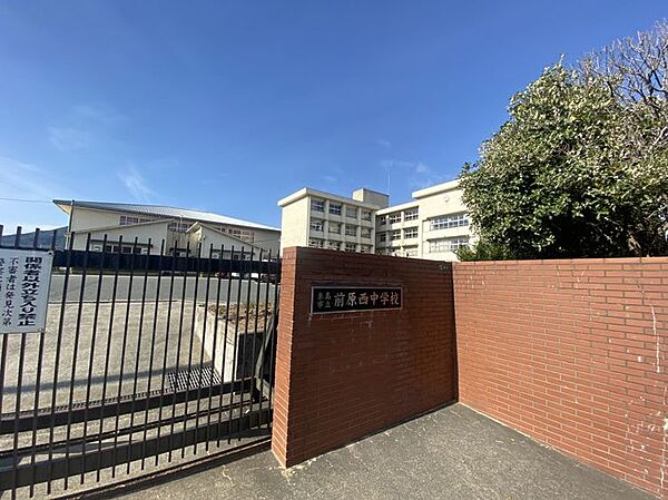 前原西中学校まで　800m　徒歩約10分●1985年4月に開校した糸島市荻浦にある公立中学校
