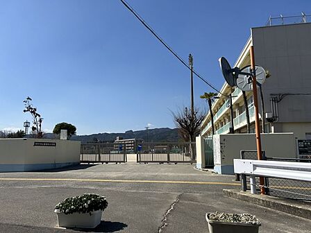 安徳北小学校まで　1400m　徒歩約18分●教育目標「人間性豊かでたくましい実践力のある子どもの育成」那珂川市イチの生徒数、教員数。