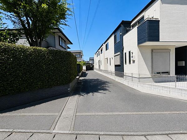 角地なので周囲が気になりにくく、車の乗り入れも楽々です♪