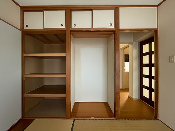 洋室にクローゼット、和室には押入れ！お部屋もスッキリ片付きます◎