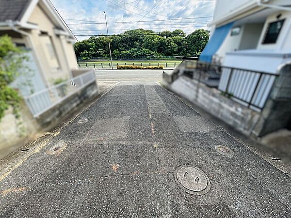 道路幅が広く、車での出入りもスムーズです♪