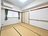 室内：リビングに隣接する和室！押し入れも完備です！