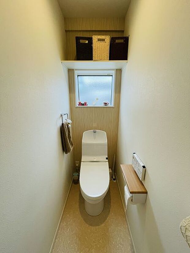 収納豊富・換気窓付きトイレ。居心地のいい空間です。