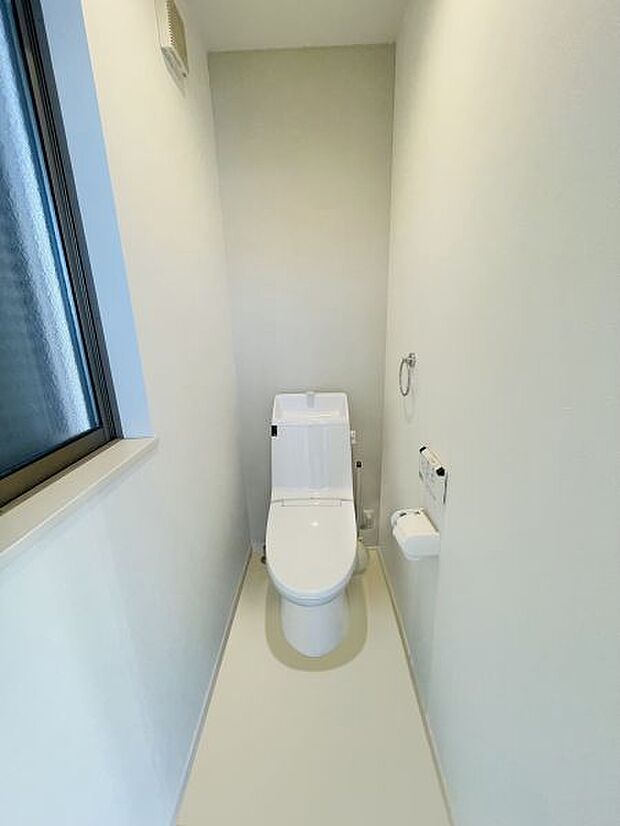 綺麗なトイレ。足元のスペースが広いので背が高い方でも安心の設計。