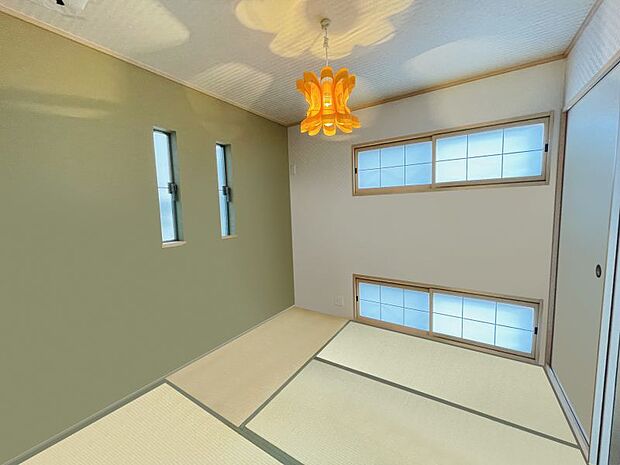 1階の和室。壁の色も畳に合わせ、暖かな雰囲気を演出しています。