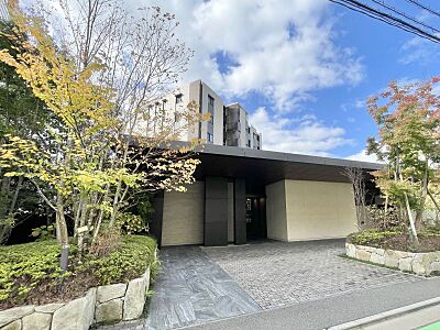 外観：高台に建つ、まるでホテルライクな住まいが実現できる中古マンションです♪