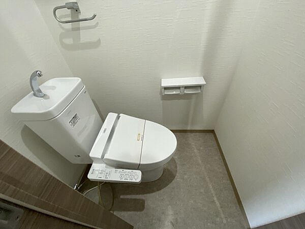 画像7:清潔感のあるトイレ、もちろん温水洗浄便座