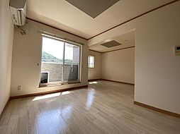 ロイヤル・シャトー・M 205 2階1LDKのリビング/ダイニング