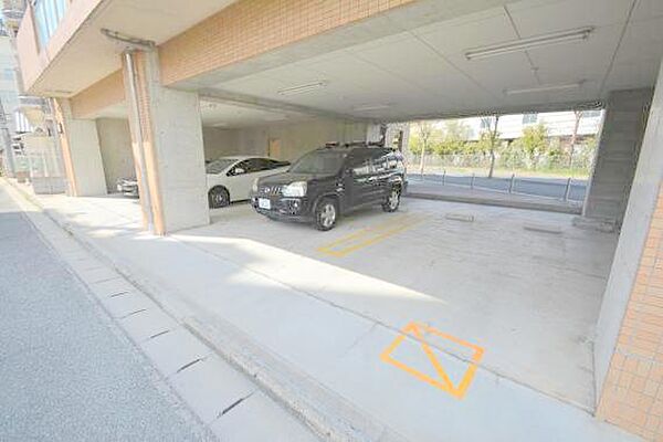 画像3:屋根付きの駐車場は嬉しいですね。 