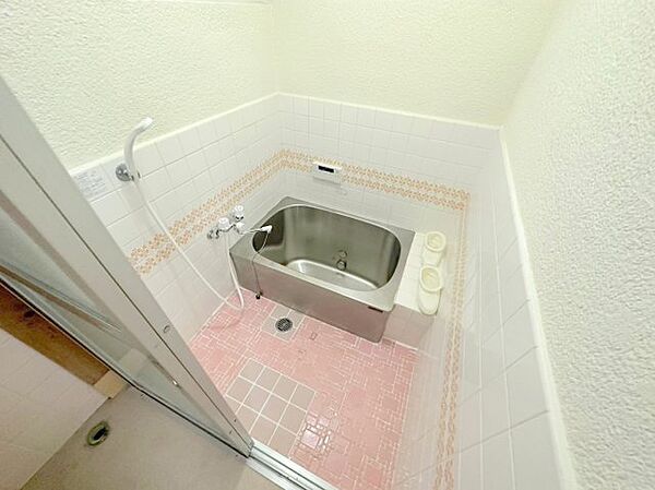 画像15:コンパクトサイズのお風呂です。お掃除も楽にできますよ。  