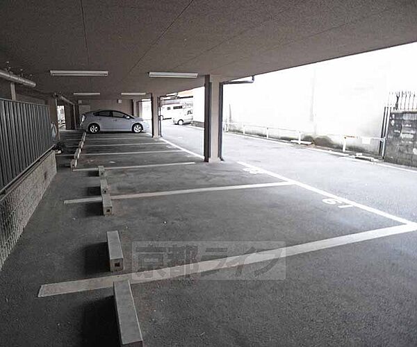 画像23:屋根のある平置駐車場です。