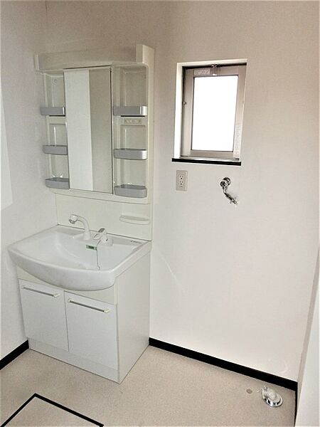 画像10:窓が嬉しい洗面所。忙しい時間に便利な独立洗面台です。