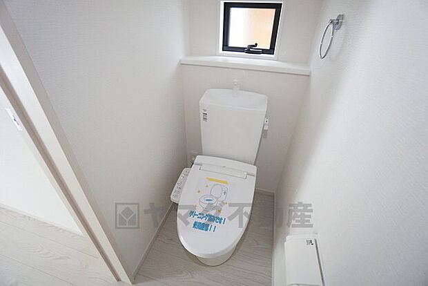 ウォシュレット付トイレです。1階2階の2ヶ所にトイレがあるので、忙しい朝にもゆとりができますね。温水洗浄便座リモコン付き。