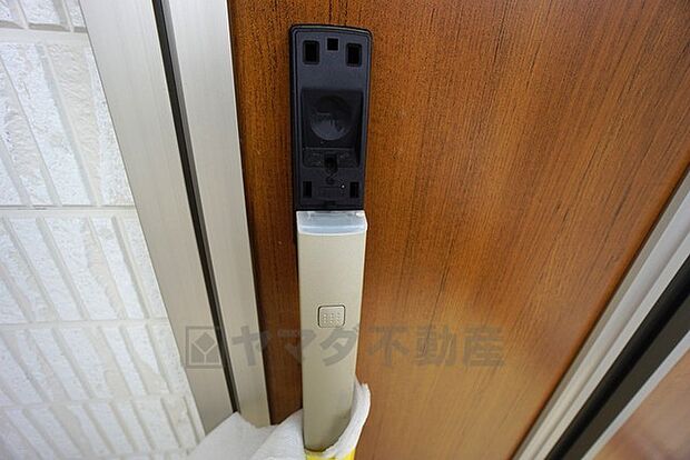 電気施錠スマートコントロールキー搭載の玄関扉です。