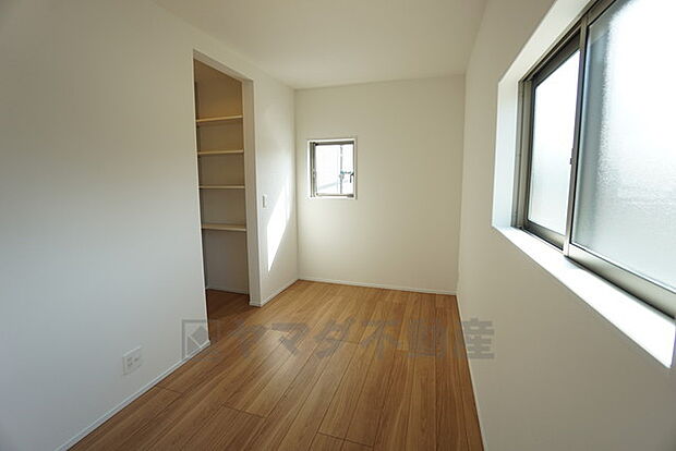 5.3帖の洋室です。家具の配置がしやすい長方形のお部屋です＾＾