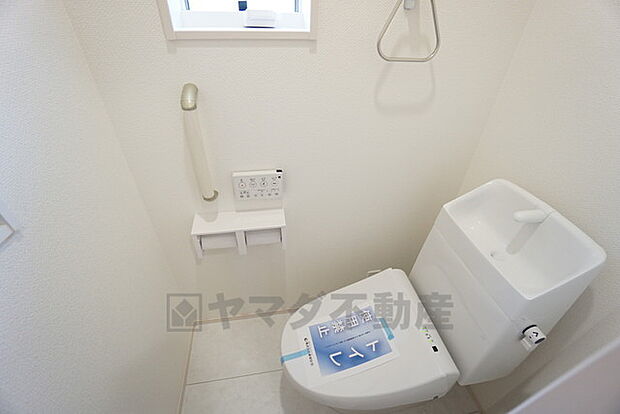 ウォシュレット付トイレです。節水機能もあるので、安心して使えますね。壁リモコンで、トイレ奥の掃除がしやすいですね＾＾