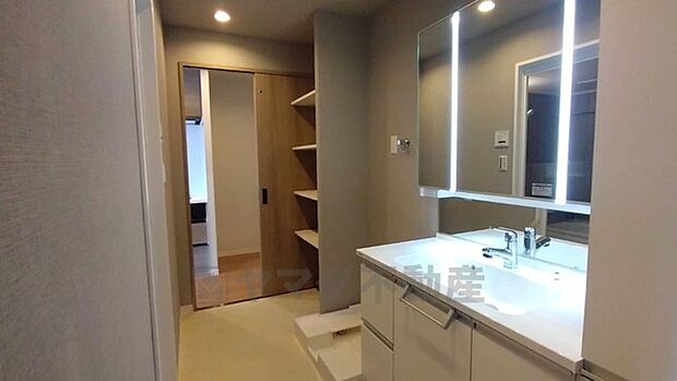 ゆとりのある洗面室。3面鏡付きの洗面化粧台は収納も一体型になっているので、化粧品や予備の歯ブラシ等もきれいに整頓できますね。