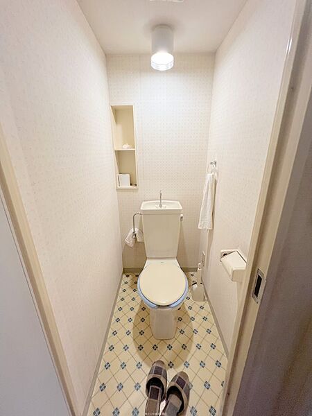 白を基調とした清潔感のある印象のトイレ