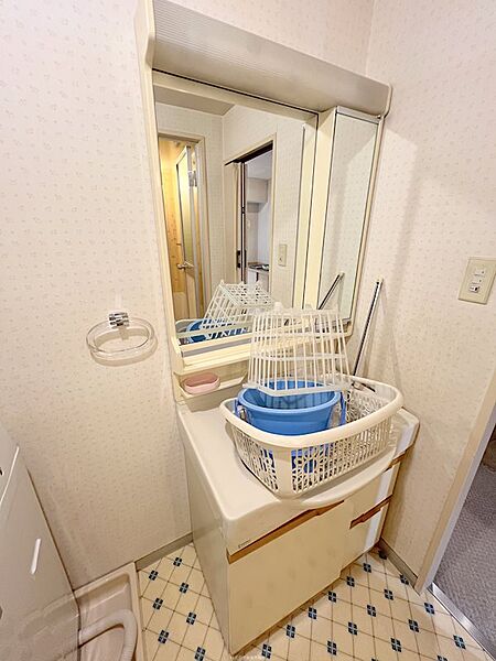 洗面化粧台あり。忙しい朝の身支度の際にも大活躍