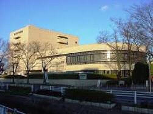 岡山市立中央図書館（613m）
