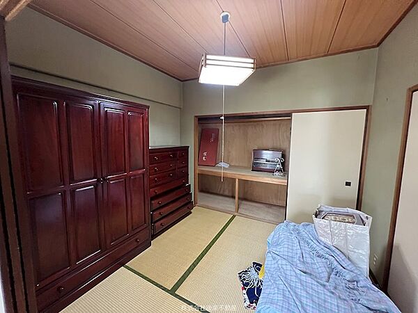 4.5帖和室。収納スペースあり。続き和室で、隣の6帖和室と繋げてより広い空間にすることも可能です。