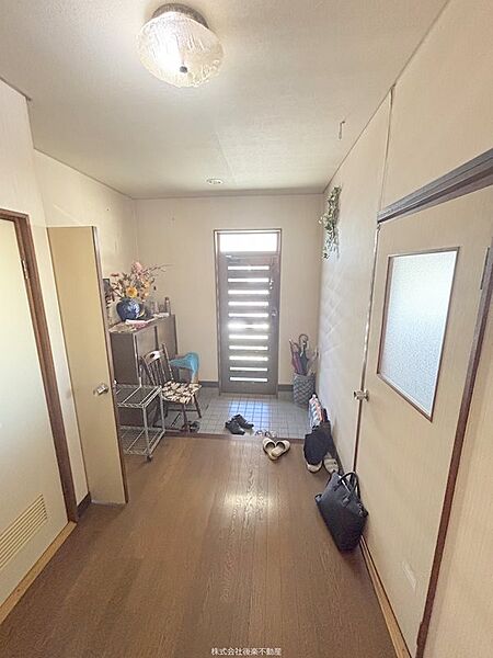 玄関隣には、納戸もあり、便利です。