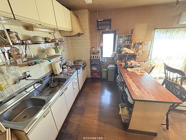 シンク2個で洗い物もしやすく快適。カウンターがあり、食事の準備や片づけもしやすいです