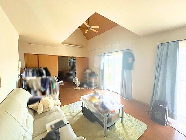 ゆったり広々としたリビング。リビング隣には14帖の和洋室があり、さらに広い空間にすることもできます。