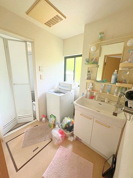 洗面所に選択置き場、洗面化粧台あり。