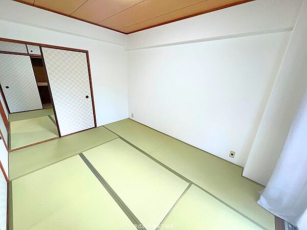 リビング隣に続き和室があります