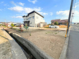 広い敷地でお庭も広々、お車も複数台駐車可能です