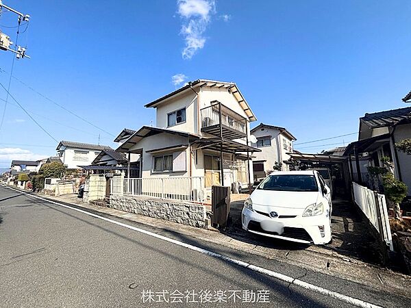 カーポート1台分あり！現況では縦列で2台駐車可ですが、お庭を整理すればさらに駐車可能！！