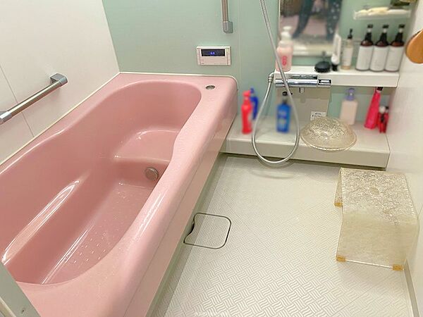 ゆったりと湯船につかり1日の疲れを癒せる浴室。お掃除もしやすく快適設計