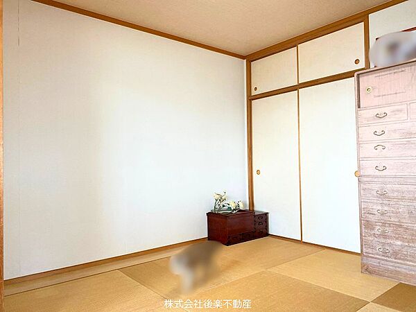 リビング横の和室に収納もございます。