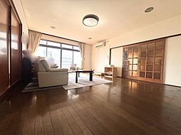 4LDKと部屋数も多いお家。12帖の洋室や8帖の和室あり